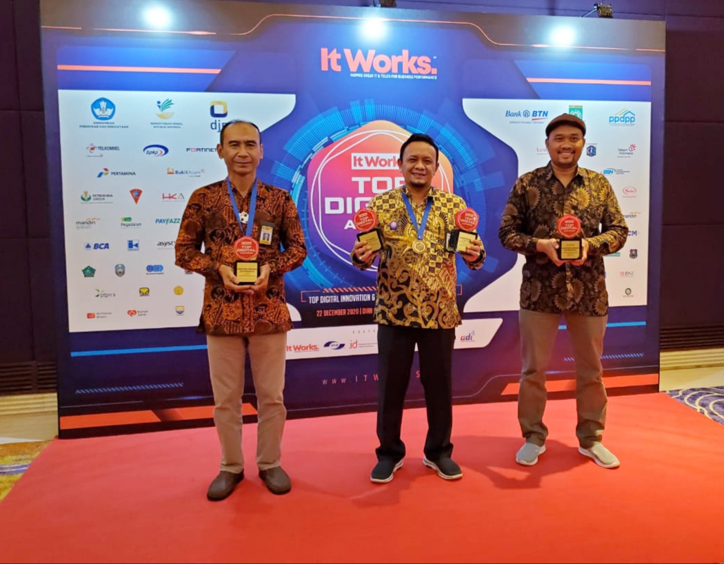 Empat penghargaan untuk Kemendikbud diwakili oleh Plt. Kapusdarin Kemendikbud M.Hasan Chabibie (Tengah), didampingi Eka Khristiyanta Purnama,(Kiri) dan Arif Darmawan (Kanan)